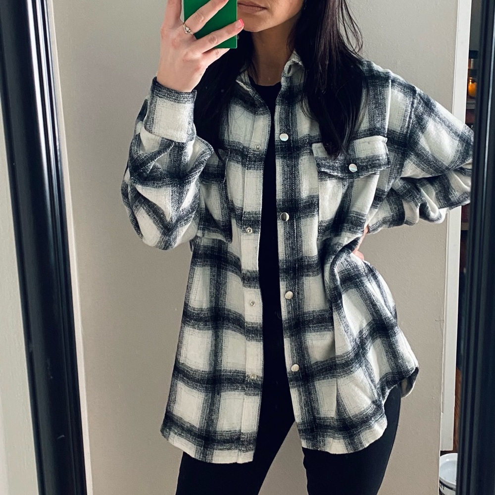 Plaid Shacket! 🤍🖤